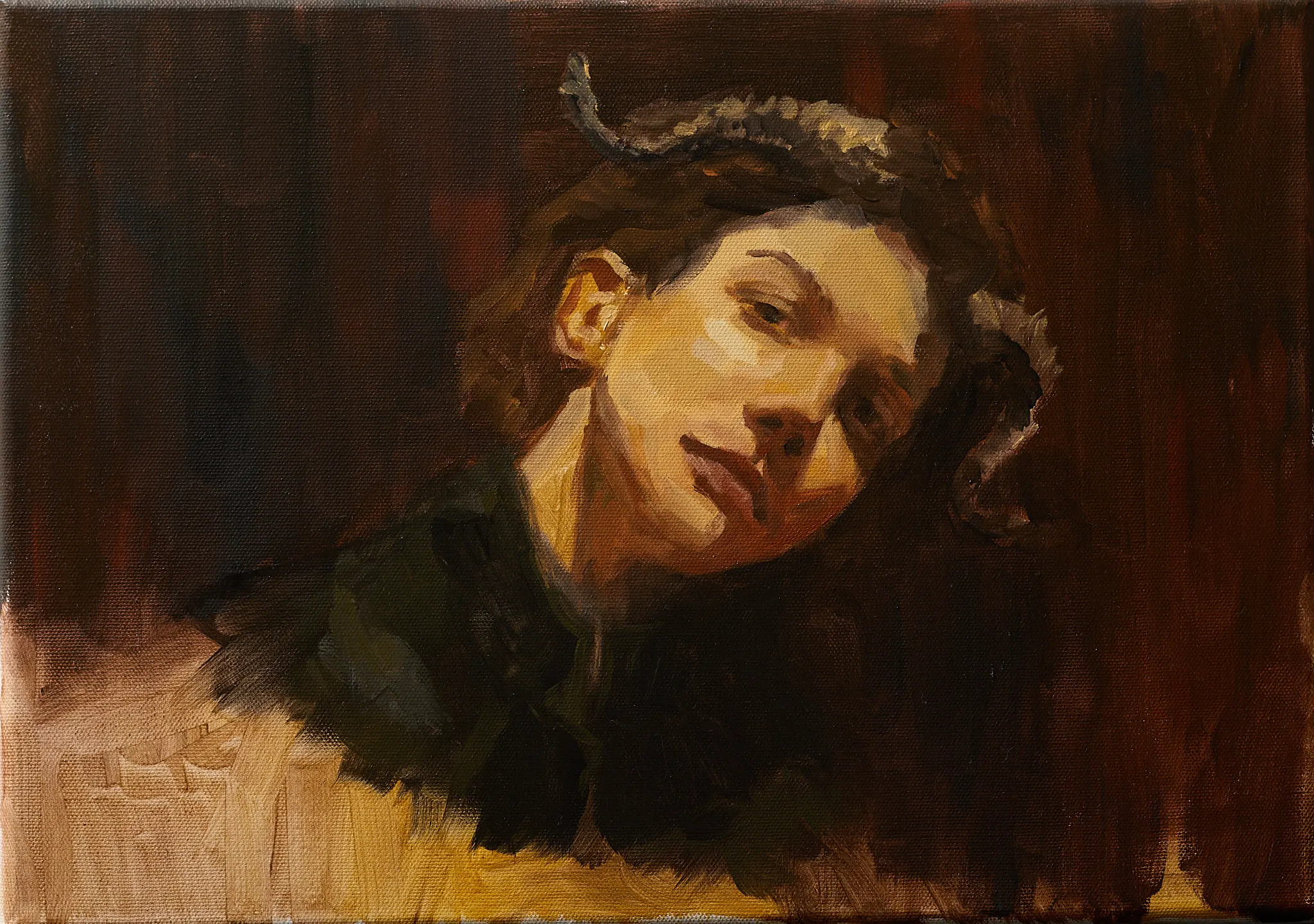 Nahaufnahme einer jungen Person mit geneigtem Kopf und kleinen zarten Hörnern im dunklen Haar. Blick halb geschlossen und träumerisch. Warmes goldgelbes Seitenlicht auf dem Gesicht tief dunkelbrauner Hintergrund. Still geheimnisvoll und zart. Gemälde von Wolfram Hölzel, Öl auf Leinwand.