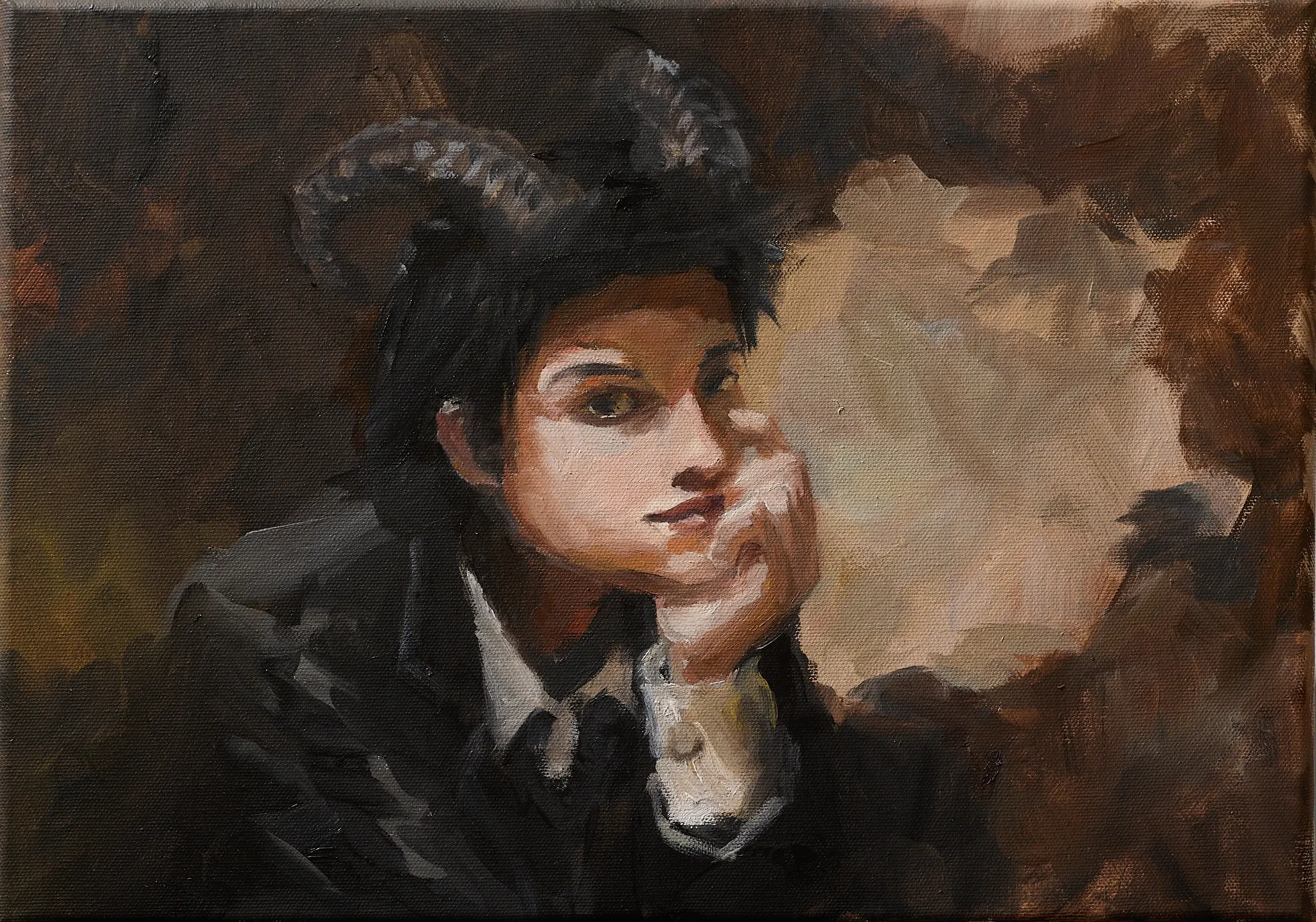 Nahaufnahme einer jungen Person mit kurzen dunklen Haaren und kleinen geschwungenen Hörnern. Die Wange nachdenklich auf die Hand gestützt, der Blick geht leicht zur Seite. Dunkle Kleidung, warme Braun- und Ockertöne. Still und rätselhaft. Gemälde von Wolfram Hölzel, Öl auf Leinwand.