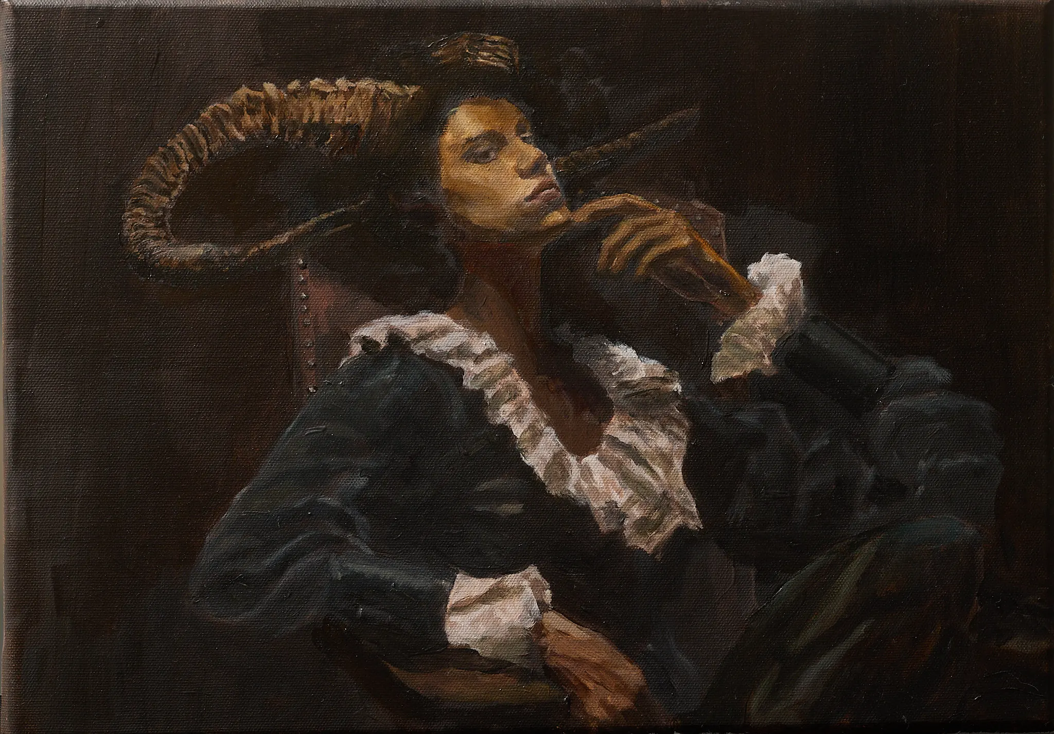 Eine junge Frau in barocker schwarzer Kleidung mit weißem Rüschenkragen sitzt in einem Sessel und blickt nachdenklich zur Seite. Aus ihrem Kopf wachsen große geschwungene Steinbockhörner. Dunkle warme Braun- und Schwarztöne mit seitlichem Lichteinfall. Elegant und selbstbewusst. Gemälde von Wolfram Hölzel, Öl auf Leinwand.