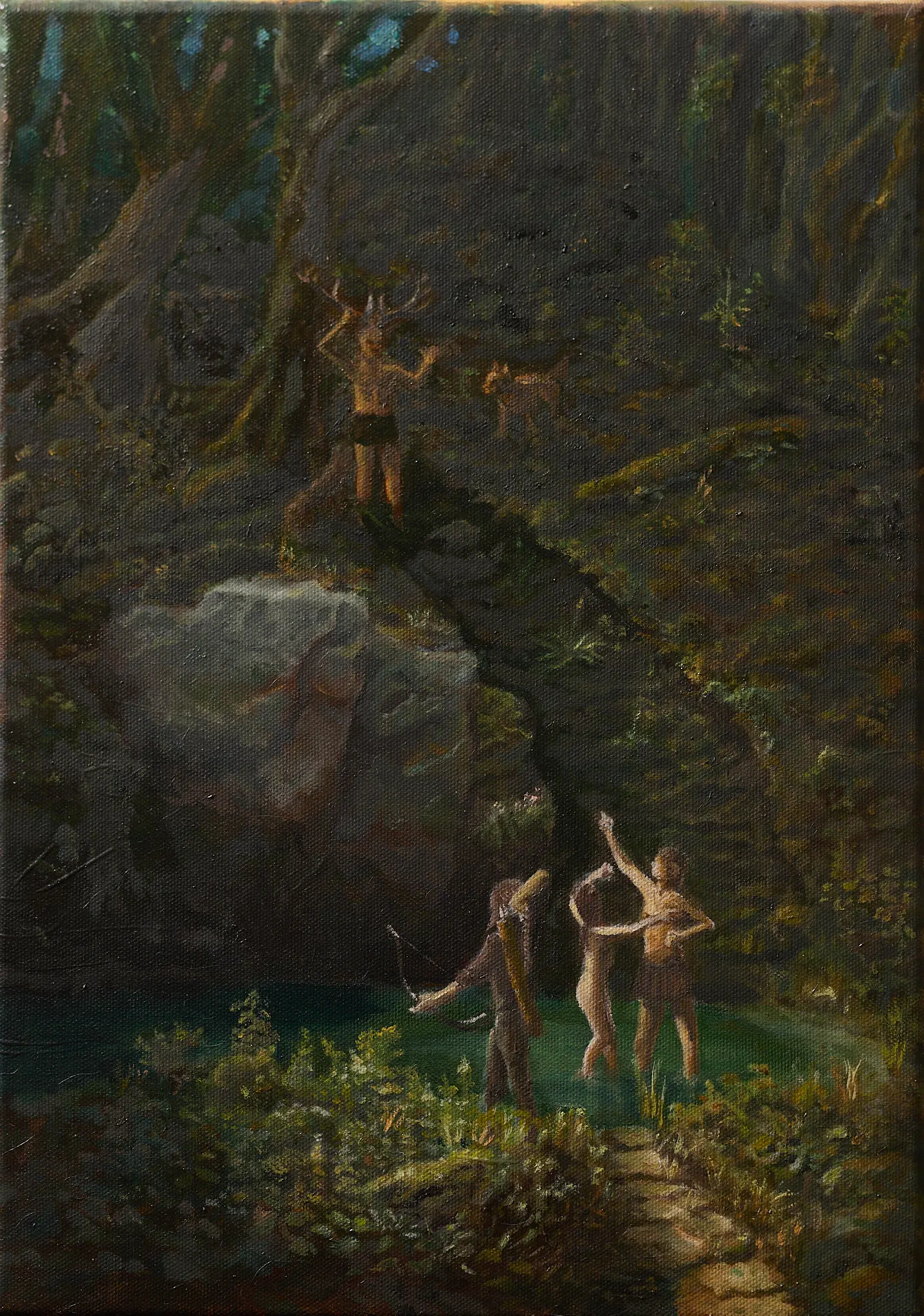 Eine dramatische Waldszene in einem dunklen Hain. Oben auf einem Felsen steht eine Gestalt die sich in einen Hirsch verwandelt – mit Geweih und erhobenen Armen. Im Vordergrund tanzen oder fliehen zwei weibliche Gestalten. Dunkle Grün- und Brauntöne. Gemälde von Wolfram Hölzel, Öl auf Leinwand.