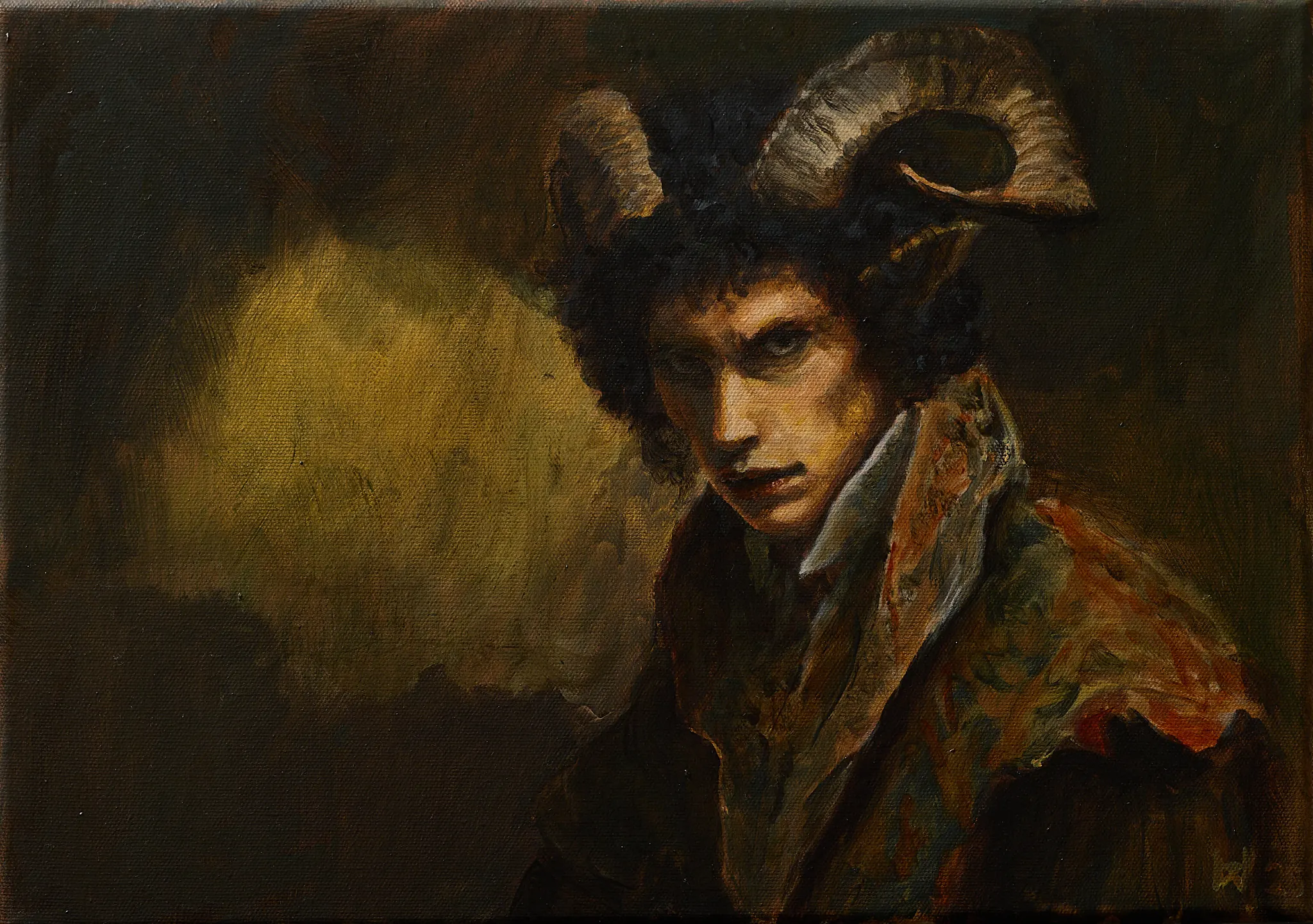 Portrait eines jungen Mannes mit großen geschwungenen Widderhörnern und Ziegenohren. Reich gemusterter Mantel in Rot- und Grüntönen mit weißem Kragen. Direkter durchdringender Blick. Diffuses goldgrünes Licht im dunklen Hintergrund. Gemälde von Wolfram Hölzel, Öl auf Leinwand.