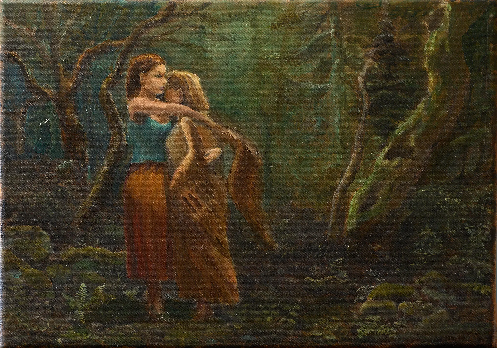 Zwei junge Frauen umarmen sich innig in einem dunklen moosbedeckten Wald. Die eine trägt ein türkises Oberteil und einen rostbraunen Rock, die andere ein braunes Gewand mit großen Flügeln. Zärtliche Atmosphäre im tiefen Waldgrün. Gemälde von Wolfram Hölzel, Öl auf Leinwand.