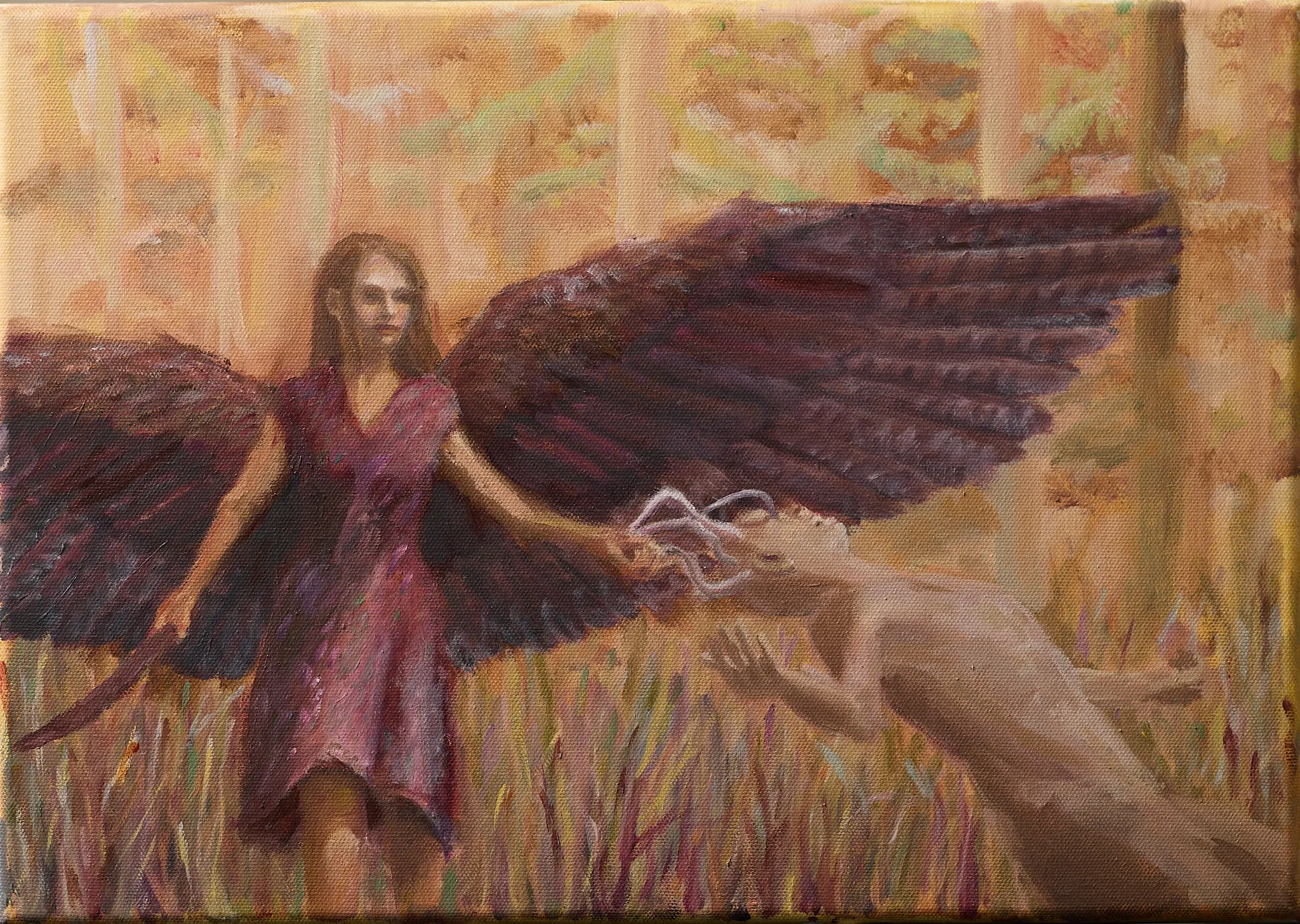 Eine geflügelte Frau in rotem Kleid mit dunklen Schwingen schreitet durch ein goldenes Grasfeld. Sie hält eine geisterhafte fadenartige Substanz – die Seele eines Mannes der am Boden liegt. Warme Orange- und Goldtöne. Gemälde von Wolfram Hölzel, Öl auf Leinwand.