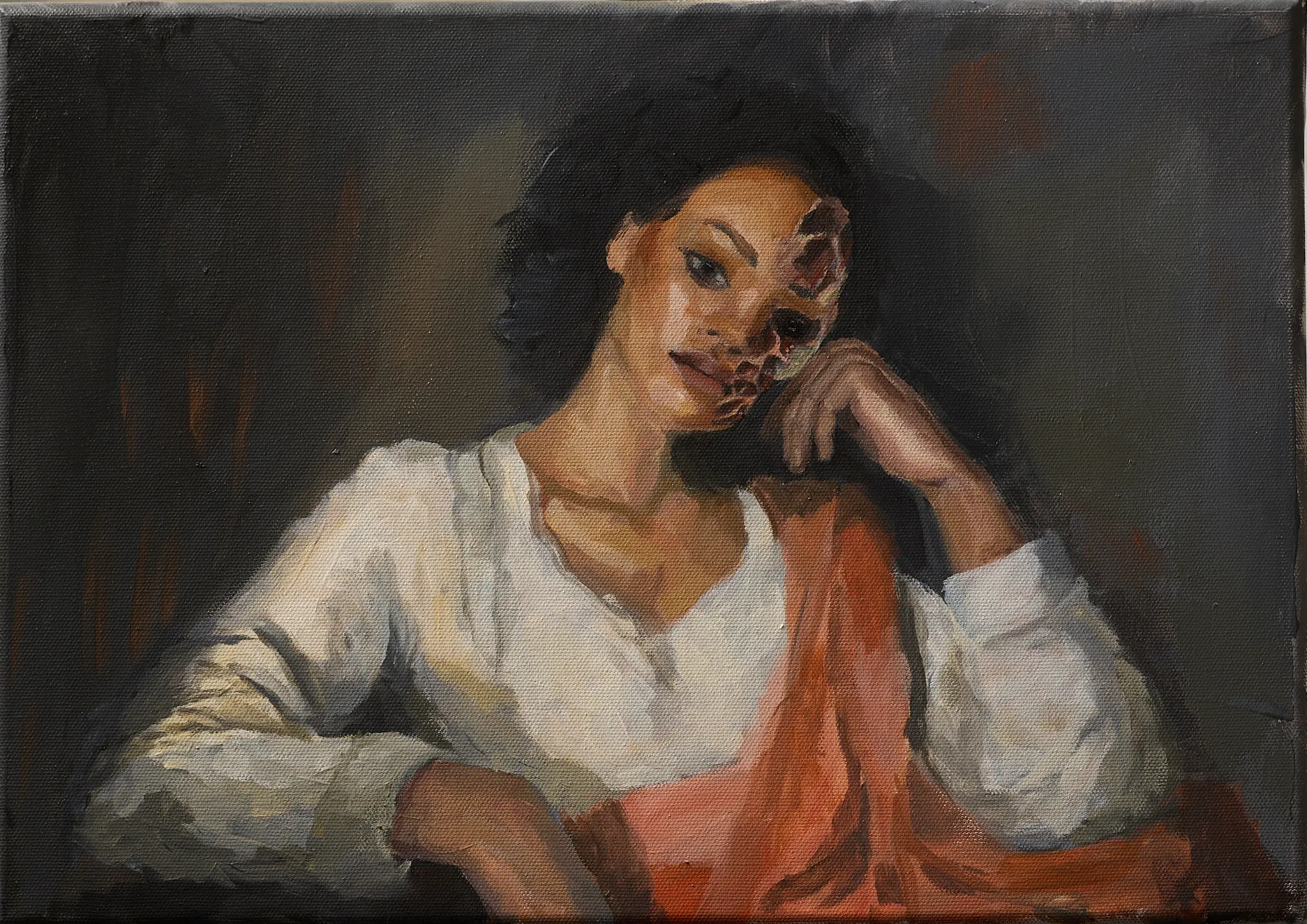 Portrait einer jungen Frau in weißer Bluse und rotem Tuch die den Betrachter direkt anblickt. Eine Gesichtshälfte ist menschlich schön die andere löst sich auf – die Haut zerfällt zu einem netzartigen dämonischen Muster. Warm-dunkle Ockertöne. Inspiriert von Neil Gaimans Sandman. Gemälde von Wolfram Hölzel, Öl auf Leinwand.