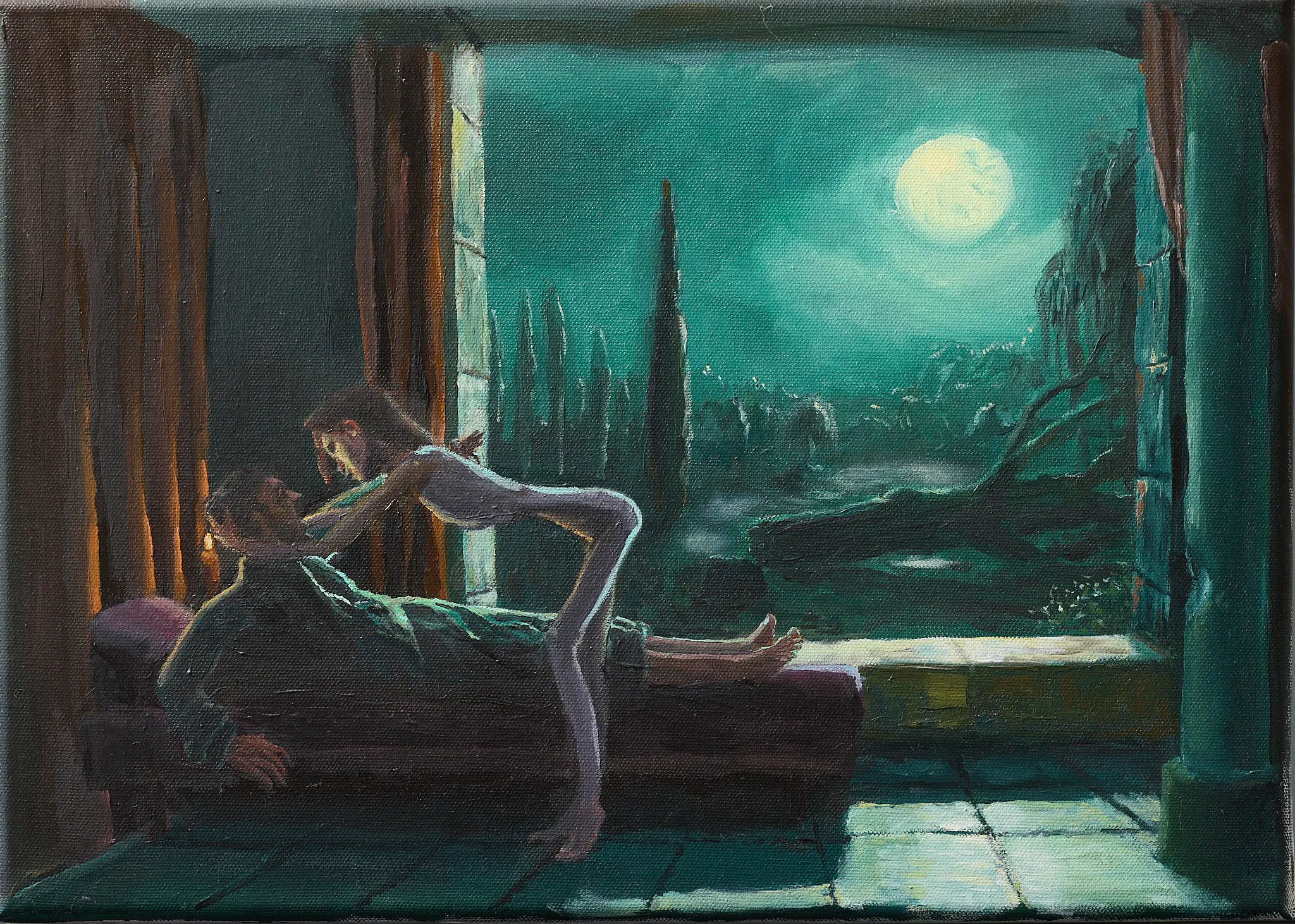 Eine gespenstische weibliche Gestalt beugt sich nachts über einen schlafenden Mann auf einem Bett. Die Frau ist dünn fast skelettartig und haucht dem Mann ins Gesicht. Durch die offene Tür leuchtet ein Vollmond über einer Landschaft mit gefälltem Baum. Kalte türkis-grüne Farbstimmung mit warmer Kerze. Gemälde von Wolfram Hölzel, Öl auf Leinwand.