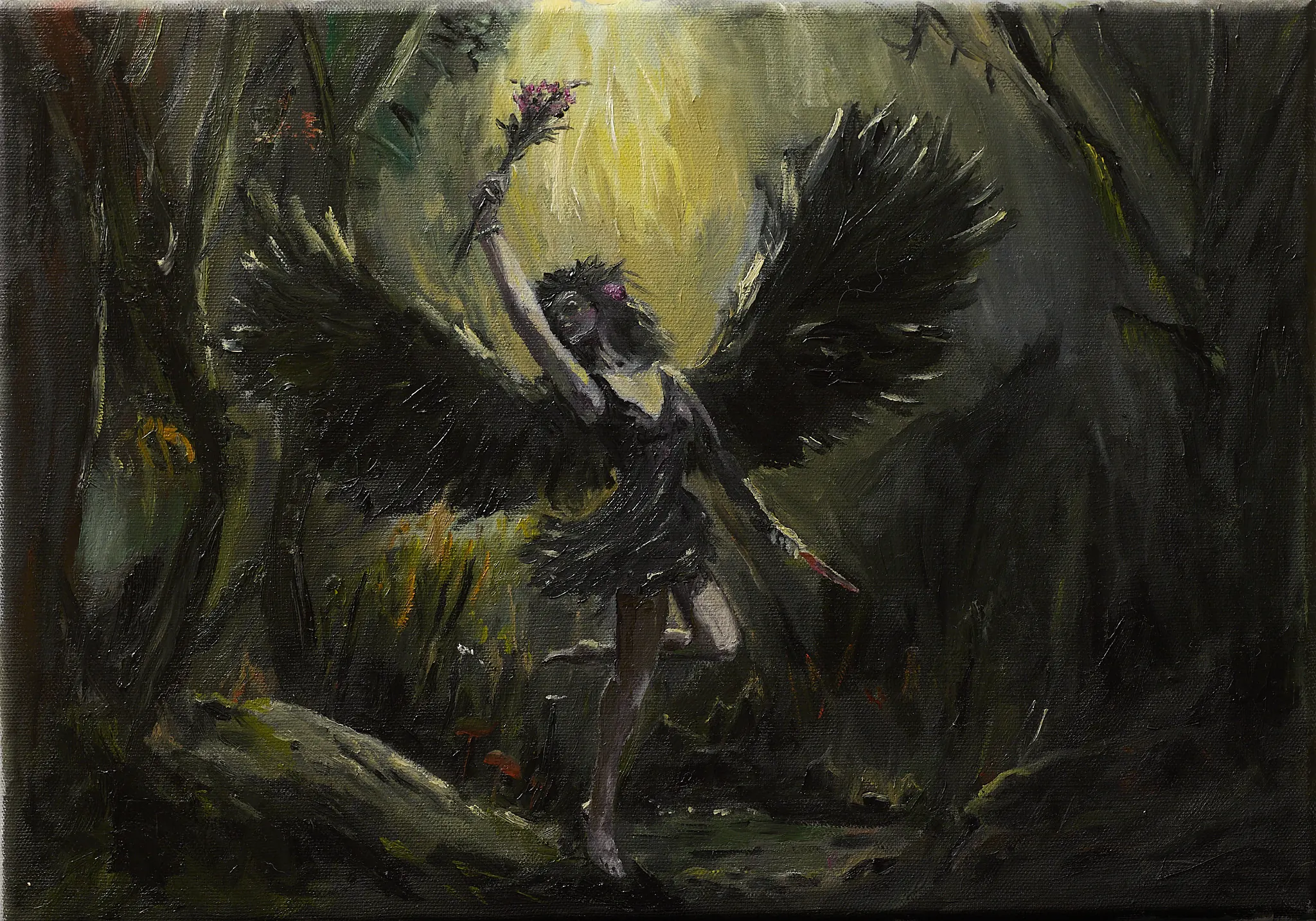 Eine geflügelte Frau in schwarzem Federkleid tanzt ekstatisch in einem dunklen Wald. Ein Arm triumphierend mit Blumenstrauß erhoben die andere Hand hält ein blutiges Messer. Helles Licht von oben rote Pilze am Boden. Wild freudig und bedrohlich zugleich. Gemälde von Wolfram Hölzel, Öl auf Leinwand.