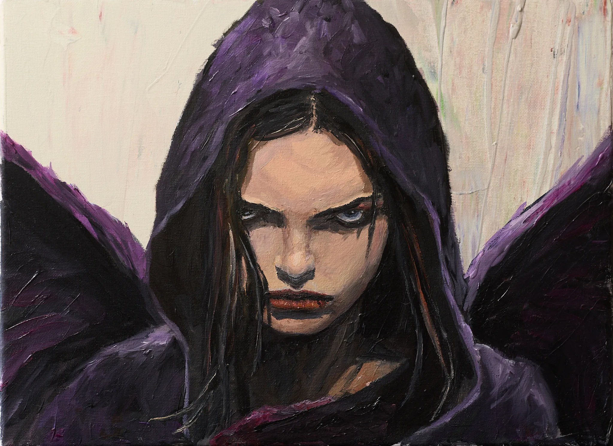 Ölgemälde von Wolfram Hölzel: Porträt der Erinnye Megaira. Eine junge Frau mit dunklem Haar und kaltem, direktem Blick. Dunkle Kapuze, violett-schwarze Flügel. Heller Hintergrund kontrastiert mit tiefem Violett und Schwarz. Expressiver, pastöser Malstil.