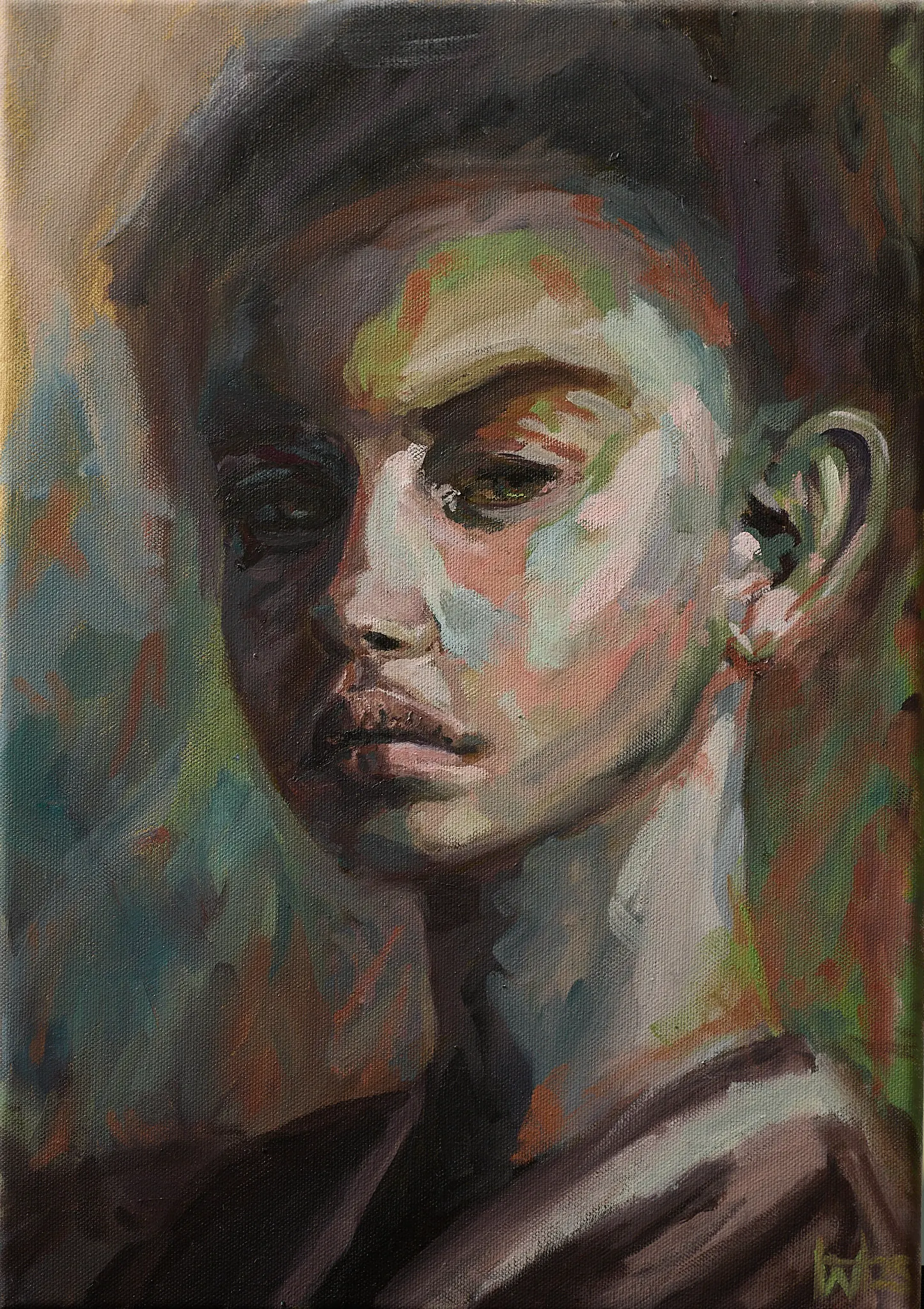 Ölgemälde von Wolfram Hölzel: Expressives Porträt einer Person mit kurzem dunklem Haar und kleinem Ohrstecker. Nachdenklicher, zur Seite gerichteter Blick. Dunkle Erdtöne mit Grün-, Orange- und Rosa-Akzenten. Breite, pastöse Pinselstriche.