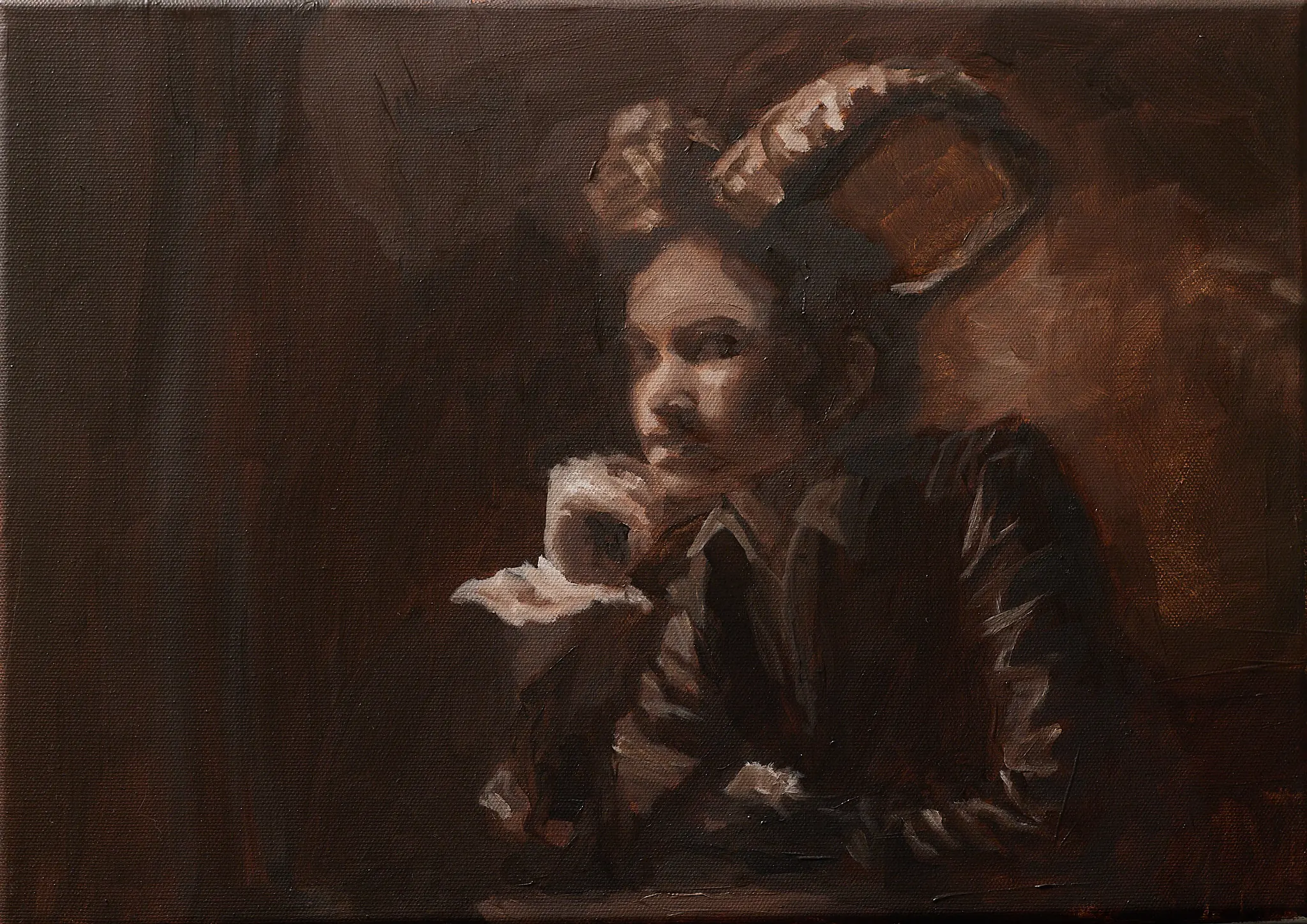 Eine junge Frau in barocker dunkler Kleidung mit weißem Rüschenkragen sitzt nachdenklich an einem Tisch die Hand ans Kinn gelehnt. Kleine geschwungene Hörner im Haar. Sehr dunkle Braun- und Schwarztöne schwaches Seitenlicht. Geheimnisvoll und beobachtend. Gemälde von Wolfram Hölzel, Öl auf Leinwand.