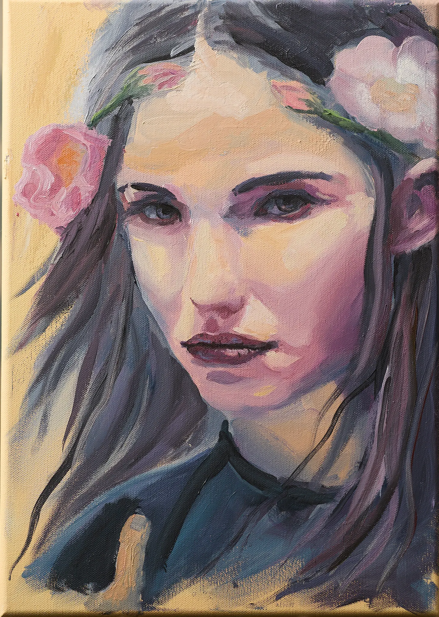 Ölgemälde von Wolfram Hölzel: Porträt einer jungen Frau mit langen dunklen Haaren und rosa Blüten im Haar. Ruhiger, direkter Blick. Warme Gelb- und Orangetöne im Hintergrund, kühle Blau- und Lilatöne im Gewand. Weicher, malerischer Stil.