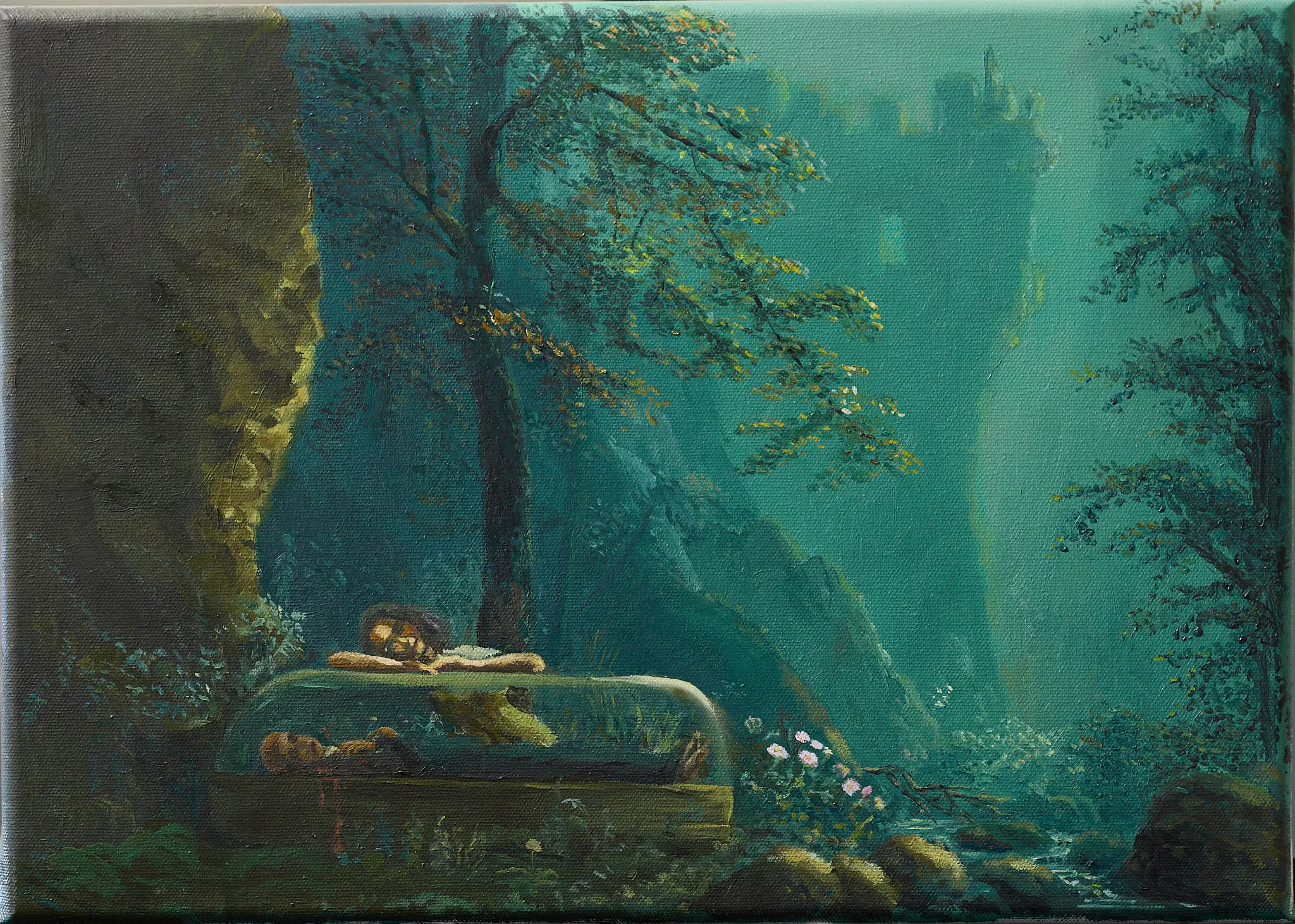 Ein junger Mann liegt in einem gläsernen Sarg in einem verwunschenen blaugrünen Wald. Zarte rosa Blumen wachsen um den Sarg herum. Im Hintergrund ein dunkles Schloss auf einem Felsen. Eine Frau steht daneben mit neutralem unentschlossenem Ausdruck – sie zeigt keine Eile ihn zu retten. Kalte Blau- und Grüntöne. Gemälde von Wolfram Hölzel, Öl auf Leinwand.