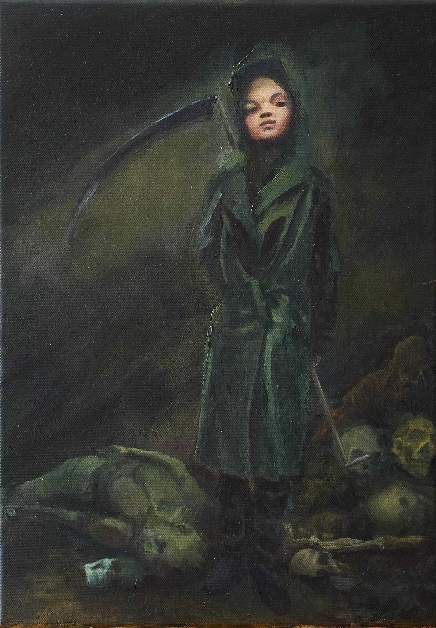 Eine junge, kapuzenverhüllte Frau in dunkelgrünem Gewand steht mit einer Sense über einem Feld aus Totenschädeln und Knochen. Gemälde von Wolfram Hölzel, Öl auf Leinwand, 2026.